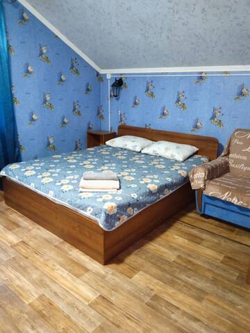 Двухместный номер с двуспальной кроватью и дополнительной кроватью в Гостинице Пилот